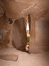 La grande spaccatura presente all&rsquo;interno della Chiesa del Pesce e Uva a Zelve (Valle 1).