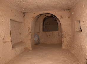 Interno di un&rsquo;abitazione rupestre a Zelve.