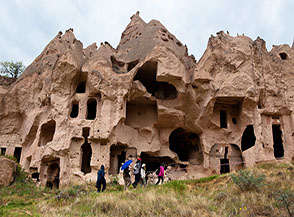 Abitazioni rupestri a Zelve, evidente il crollo della struttura rocciosa che ha messo a nudo numerosi ambienti interni.