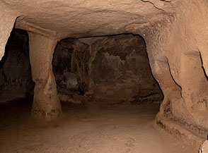 Ambiente interno adibito a stalla a Zelve.