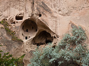 Spettacolari abitazioni rupestri nella Valle 3 a Zelve.