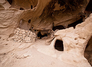 Scorcio fra le abitazioni scavate nella roccia a Zelve.