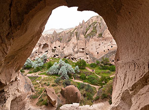 Affaccio da un abitazione rupestre sulla Valle 3 a Zelve.